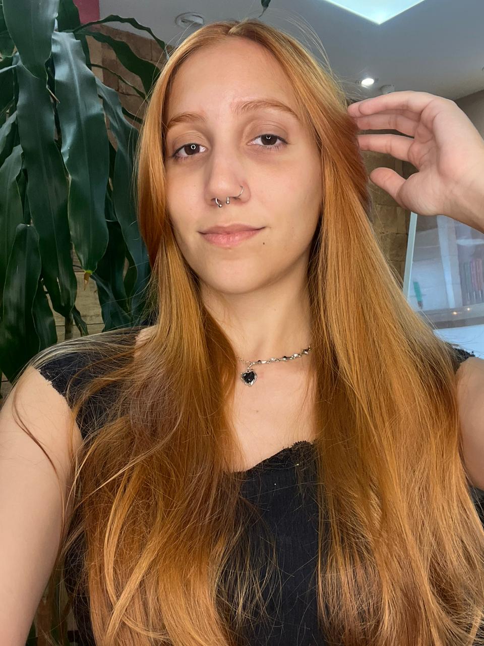 Mechas naturais com fios saudáveis resultado de coloração especializada